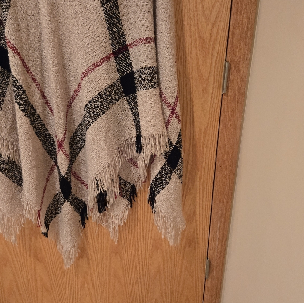 Poncho With Turtle Neck - Picture 15 of 16